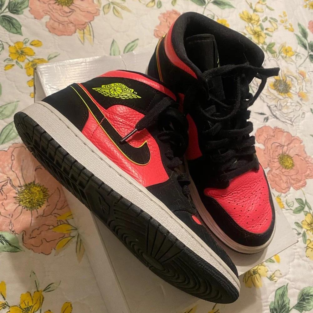 Nike Air Jordan - Picture 2 of 3
